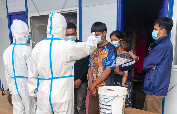 1644577174130172.jpg 返崗?fù)饧畡趧?wù)人員進(jìn)場體溫測量(疫情防控措施).jpg